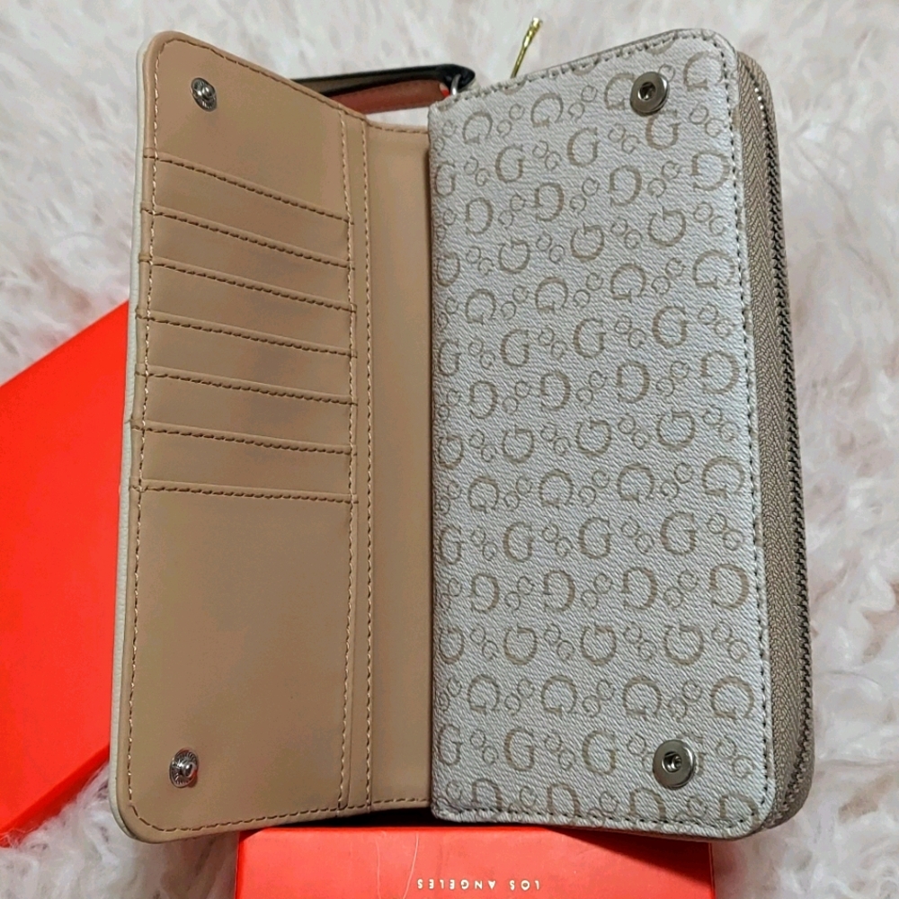 GUESS Wallet - Picture 2 of 3